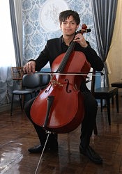 Одиннадцатиклассник Захар Маттэ с новой виолончелью