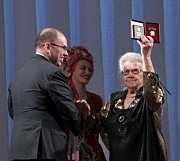 Глава Одесской ОГА Максим Степанов вручает орден Княгини Ольги первой степени Галине Поливановой