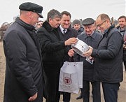 Символический подарок губернатору — бухта кабеля