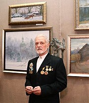 Анатолий Горбенко на фоне своих полотен