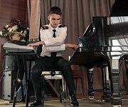 Студент 2-го курса одесского мореходного колледжа технического флота Андрей Гуденко, кроме таланта композитора, демонстрирует уникальную исполнительскую технику