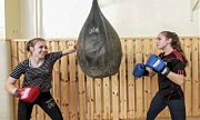 В детско-юношеской спортивной школе: боксируют девчонки!