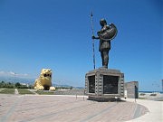 Скульптура амазонки впечатляет своими размерами и грозным видом. Много веков назад эти воительницы держали в страхе все местное население и проходящие караваны