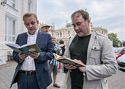 Герт Антсу (слева) и Меэлис Кубитс во время прошлогоднего флешмоба «Одесса читает. Одессу читают»