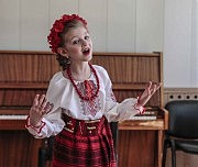 Кате Приболовец из ДМШ № 4 простуда не позволила продемонстрировать свой вокал в полную силу, но эмоциональность выступления и красивый наряд были отмечены жюри