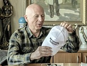 Подарили гостю нашу фирменную кепку...