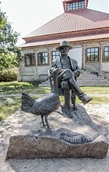 Памятник Фридриху Фальц-Фейну, основателю заповедника Аскания-Нова