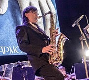 «Зажигает» саксофонист Сергей Ясинский