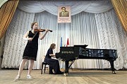 На сцене обладательница второй премии первого Всеукраинского конкурса молодых скрипачей им. Давида Ойстраха в младшей категории, ученица Одесской средней специальной школы-интерната им. П. С. Столярского Елизавета Коваль, за роялем — концертмейстер Ирина Краснова