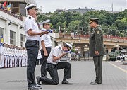 Командир корабля целует боевое знамя, врученное министром обороны
