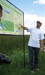 Олег Дьяков у очередного информационного стенда на тропе к буйволам — рассказывает о подробностях жизни экопарка «Картал»