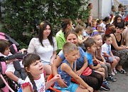 Благодарные зрители. Самые мобильные не усидели на месте — бросились ловить мыльные пузыри