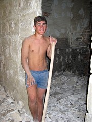 Будущий сварщик Максим Ильев трудится на ремонте помещения для нового отделения центра