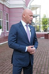 На вопросы журналистов отвечает Геннадий Труханов