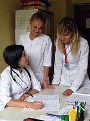 Молодые силы госпиталя: врач Мария Мацур, медсестра Татьяна Маврова, врач-интерн Татьяна Черновол