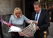 Ректор Геннадий Оборский и координатор совместного проекта Ольга Романова просматривают свежий номер газеты