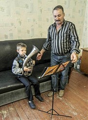 Юный альтист Саша Федоров и его учитель Сергей Цыжу