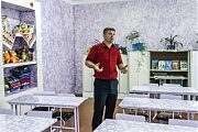 Директор Лиманского НВК Александр Федоров показывает результаты летнего капремонта