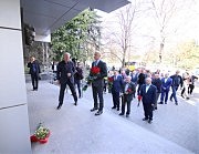 Возложение цветов к барельефу Бориса Деревянко!