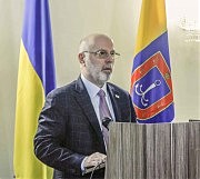 Лауреатов поздравляет Григол Катамадзе