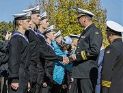 Контр-адмирал Алексей Неижпапа вручает знаки старшин курсантам Военно-морского лицея