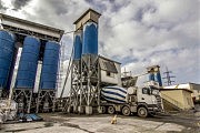 Бетонный завод «Стикона» на Кирпичной, 4, откуда строительный раствор поступает на стройки в автомобильных смесителях «MAN» и «Skania»