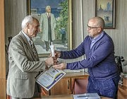 Диплом лауреата конкурса «Люди дела» и статуэтку «садовник» вручил гостю редактор Олег Суслов