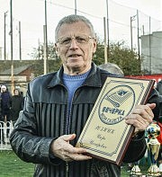 Игорь Резник с памятным знаком «Вечерка» — моя газета»