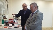 Эмил Рапча (справа) знакомится с экспозицией музея газеты