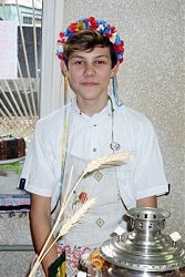 Саша Тришков — и продавец, и зазывала на ярмарке