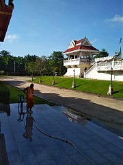 Утро монахов начинается с уборки территории храма