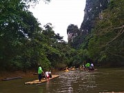 Сплав на плотах по реке через лес