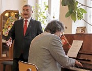 Поет Эмил Рапча, за роялем Георгий Кожухарь