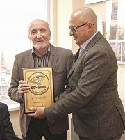 Награда «Вечерка» — моя газета» Анатолию Глущаку...