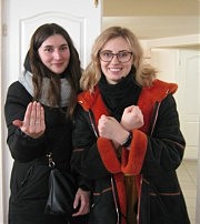 Волонтеры Даниэла Харчук (слева) и Екатерина Хоменко приветствуют наших читателей. «Обнимаем вас!» — говорят они на жестовом языке