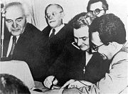 Рахель Коэн-Каган подписывает декларацию о независимости Израиля