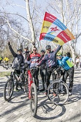 Сергей Кучерявенко с друзьями и своим флагом