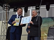 Меценат Юрий Бузько (слева) и мэр Черноморска Валерий Хмельнюк демонстрируют сертификат, подтверждающий рекорд Украины