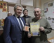 А. В. Ковров награждает лучшего среди ветеранов П. Сигидова