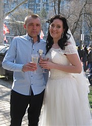 Кристина и Александр Ставараки, хмельные не от вина, а от бесконечной радости бытия, начало семейной жизни отметили с друзьями на «сотке»