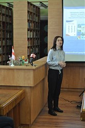 Лариса Ворник знакомит журналистов с деятельностью Информационного центра ЕС