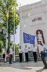 Торжественная церемония поднятия флага Евросоюза на Думской площади