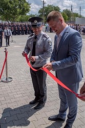 Сергей Хрустовский (справа) открывает Центр