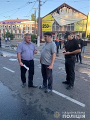 Виталий Донкоглов (в центре), управляющий ОСМД, приютил в своей квартире на улице Водопроводной около двадцати постояльцев отеля