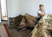 Любовь Гладкая со своими промокшими вещами и с «подгрызенными» водой стенами дома