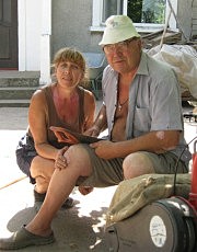 Супруги Чумаковы стараются навести порядок во дворе