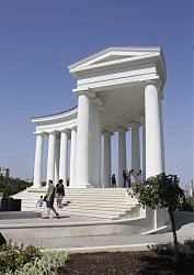 Обновленная колоннада