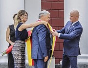 Мэр Геннадий Труханов поздравляет нового Почетного гражданина города Валентина Симоненко