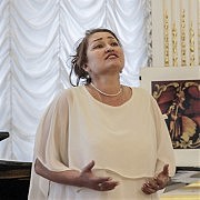 Поет Елена Вишневская