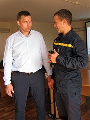 Дискутируют психолог Владимир Новохацкий (слева) и спасатель-пожарный Евгений Орлов